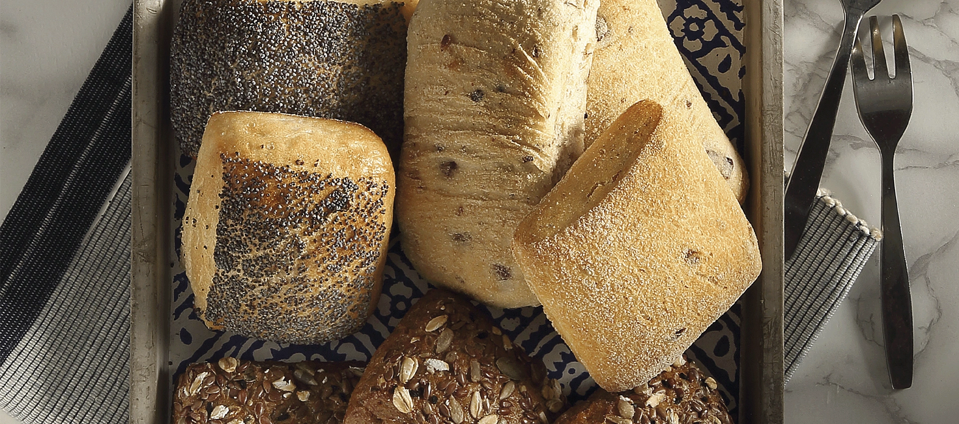 COVER KAISER ROLLS HOTEL