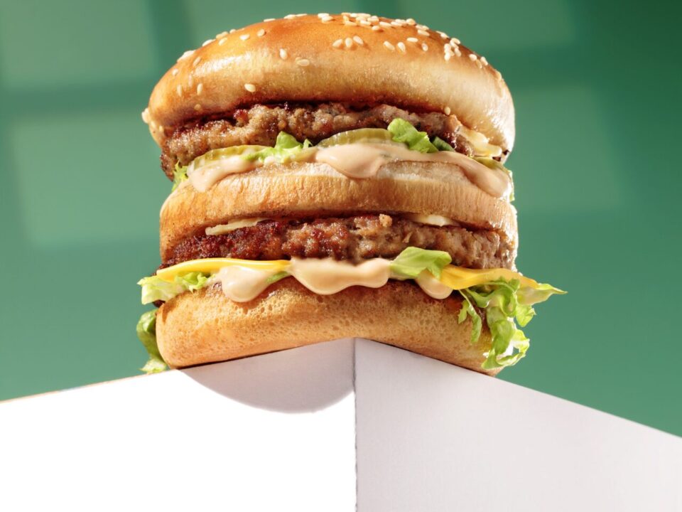 Double Beef Burger με cheddar & sauce