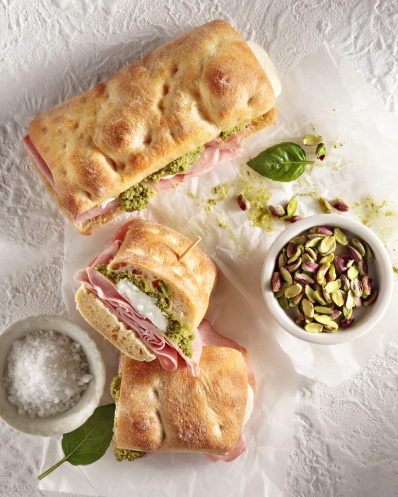 Ciabatta Solitano με μορταδέλα, mozzarella & πέστο φιστικιού