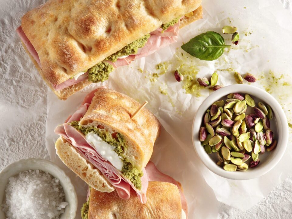 Ciabatta Solitano με μορταδέλα, mozzarella & πέστο φιστικιού