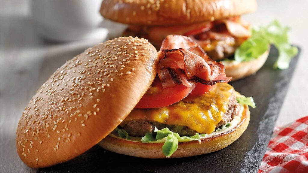 Classic Cheeseburger με τραγανό μπέικον σε Bun με σουσάμι