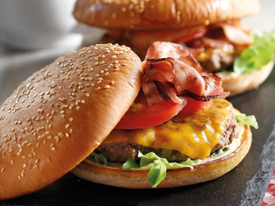 Classic Cheeseburger με τραγανό μπέικον σε Bun με σουσάμι